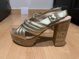 Sandalias doradas plataforma tacón bloque