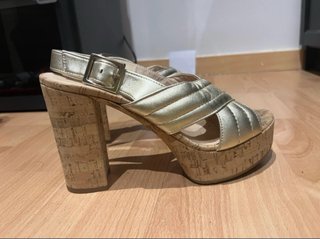 Sandalias doradas plataforma tacón bloque