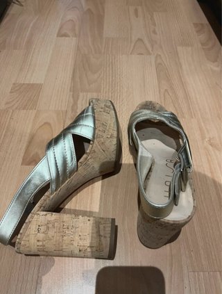 Sandalias doradas plataforma tacón bloque