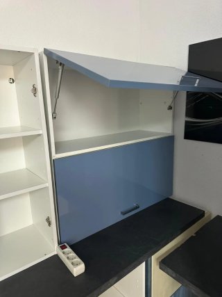 Mueble de cocina modular beige y azul