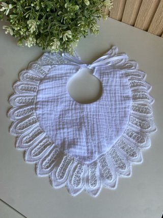 Babero hecho a mano con encaje