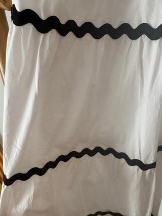 Falda larga blanca con volantes negros
