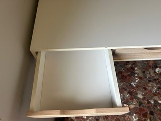 Scrivania bianca con 3 cassetti in legno