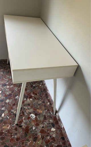 Scrivania bianca con 3 cassetti in legno