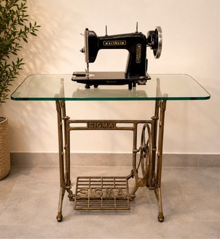 Máquina de coser antigua con pie y cristal