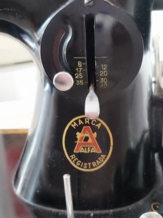 Máquina de coser Alfa antigua