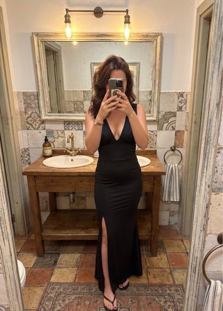 Vestido negro largo con abertura