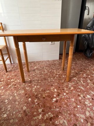 Mesa de cocina y 2 sillas madera