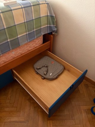 Cama, estantería y mesita de noche madera pino