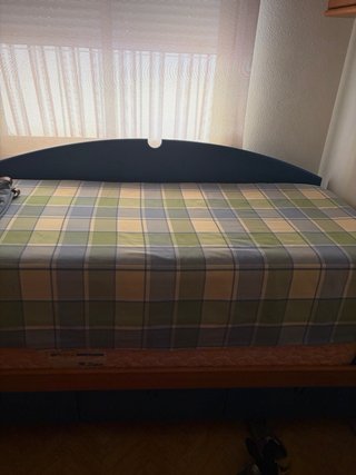 Cama, estantería y mesita de noche madera pino