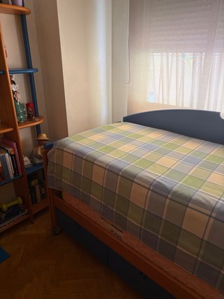 Cama, estantería y mesita de noche madera pino