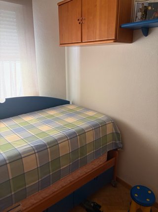 Cama, estantería y mesita de noche madera pino