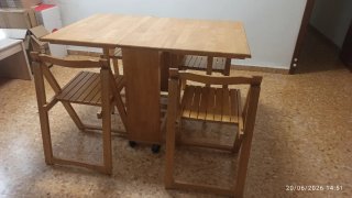Mesa plegable con 4 sillas de madera
