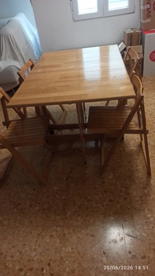 Mesa plegable con 4 sillas de madera