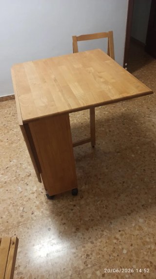 Mesa plegable con 4 sillas de madera