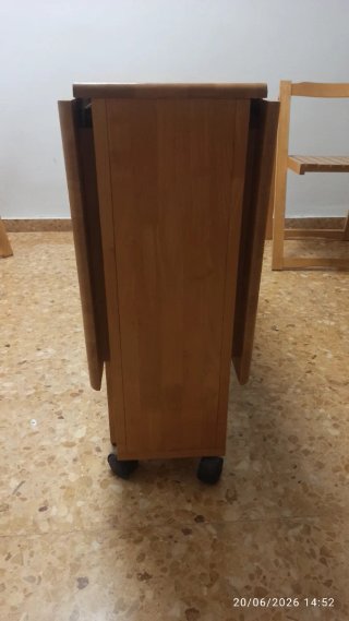 Mesa plegable con 4 sillas de madera