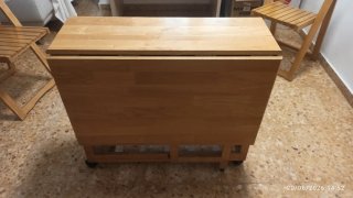 Mesa plegable con 4 sillas de madera