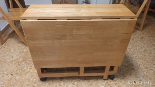 Mesa plegable con 4 sillas de madera