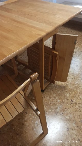 Mesa plegable con 4 sillas de madera