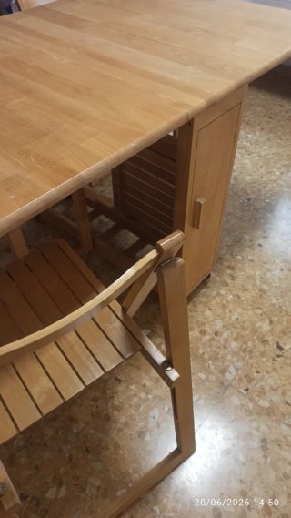 Mesa plegable con 4 sillas de madera