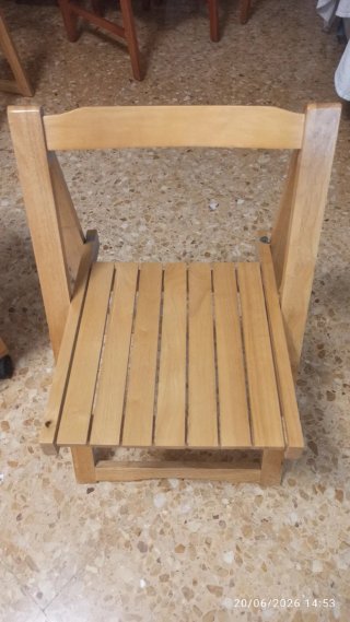 Mesa plegable con 4 sillas de madera