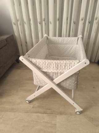Minicuna blanca plegable con ruedas