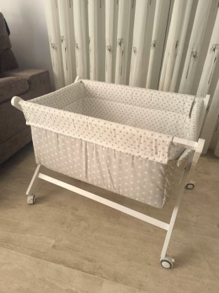 Minicuna blanca plegable con ruedas