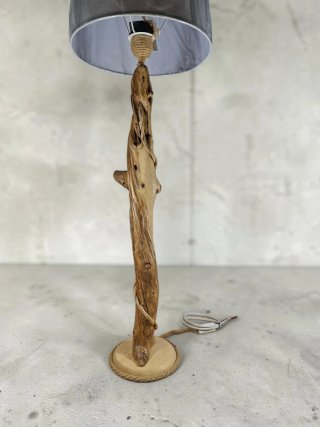 Lámpara de mesa artesanal de madera