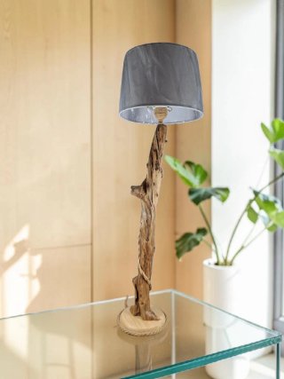 Lámpara de mesa artesanal de madera