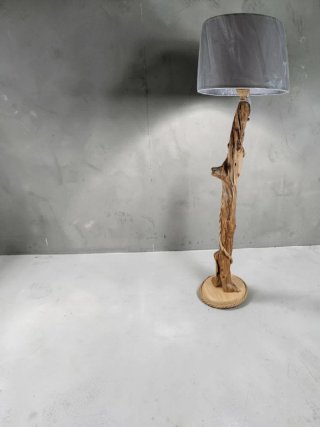 Lámpara de mesa artesanal de madera
