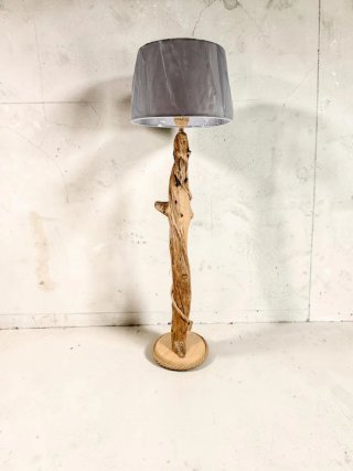 Lámpara de mesa artesanal de madera