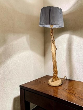 Lámpara de mesa artesanal de madera