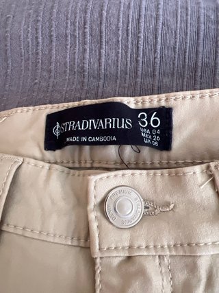 Pantalón polipiel beige Stradivarius