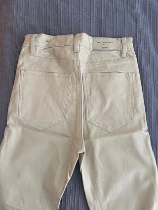 Pantalón polipiel beige Stradivarius