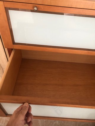 Cómoda grande de madera y cristal
