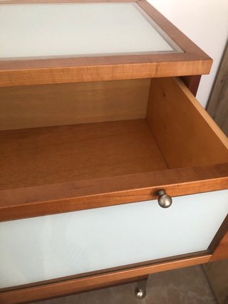 Cómoda grande de madera y cristal