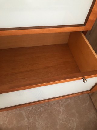 Cómoda grande de madera y cristal