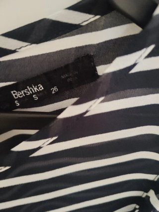 Blusa de rayas blanca y azul marino