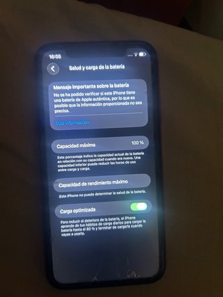 iPhone 11 rojo bateria  nueva al 100 de capacidad.