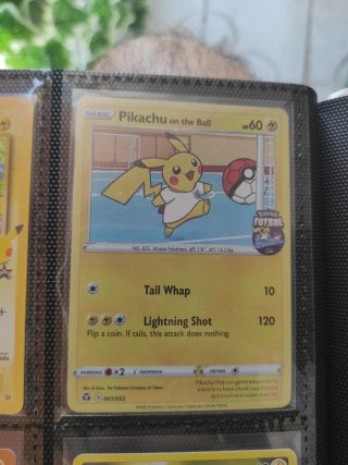 Carta Pokémon Pikachu on the Ball