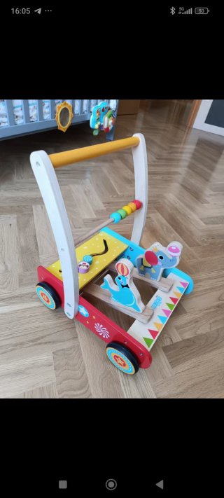 Correpasillos de madera con actividades