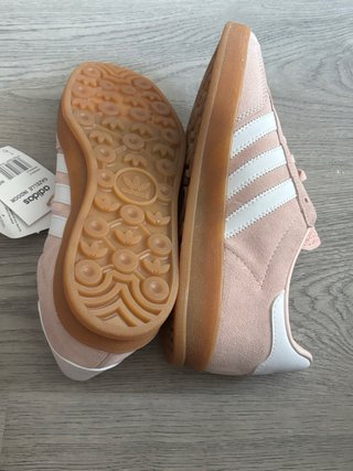Adidas Gazelle rosas con suela marrón. Sin uso