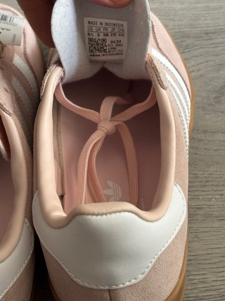 Adidas Gazelle rosas con suela marrón. Sin uso
