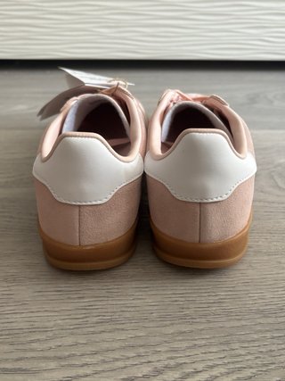 Adidas Gazelle rosas con suela marrón. Sin uso