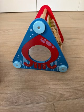 Caja de actividades Hape con engranajes