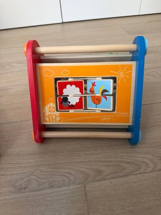 Caja de actividades Hape con engranajes