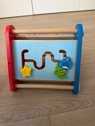 Caja de actividades Hape con engranajes
