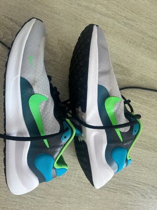 Zapatillas Nike grises, verdes y azul