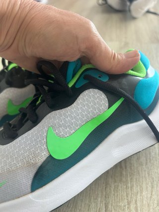 Zapatillas Nike grises, verdes y azul
