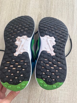 Zapatillas Nike grises, verdes y azul